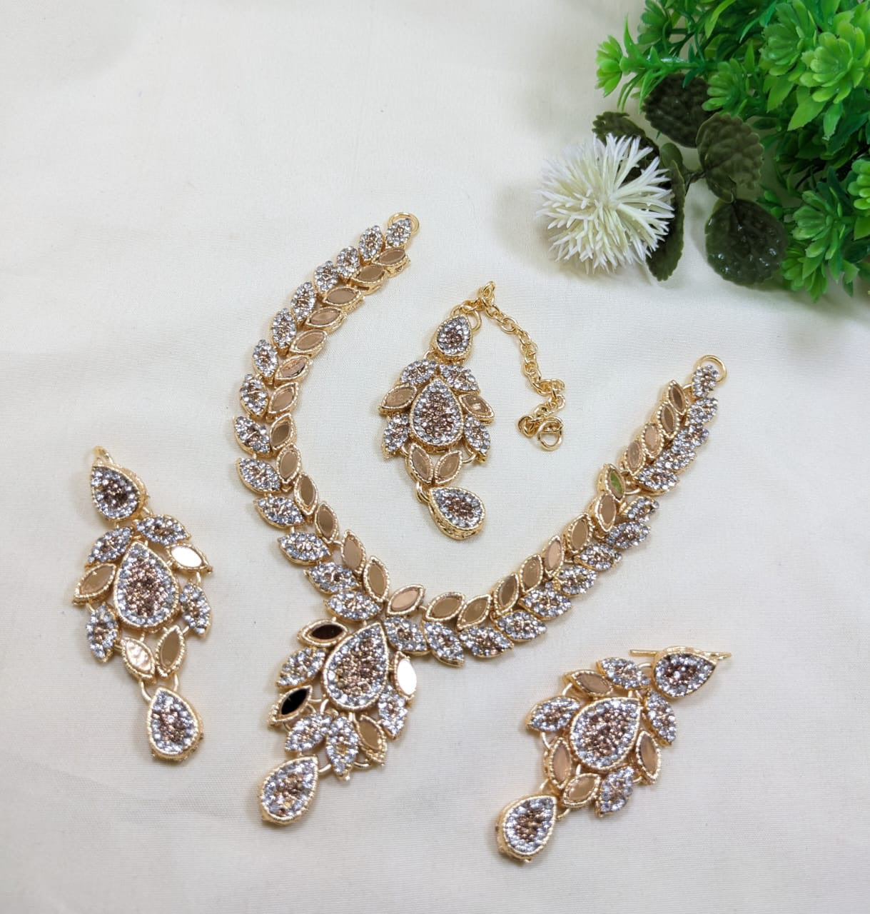 Fashion jewellery set with necklace earrings and tika for girls and woman new design